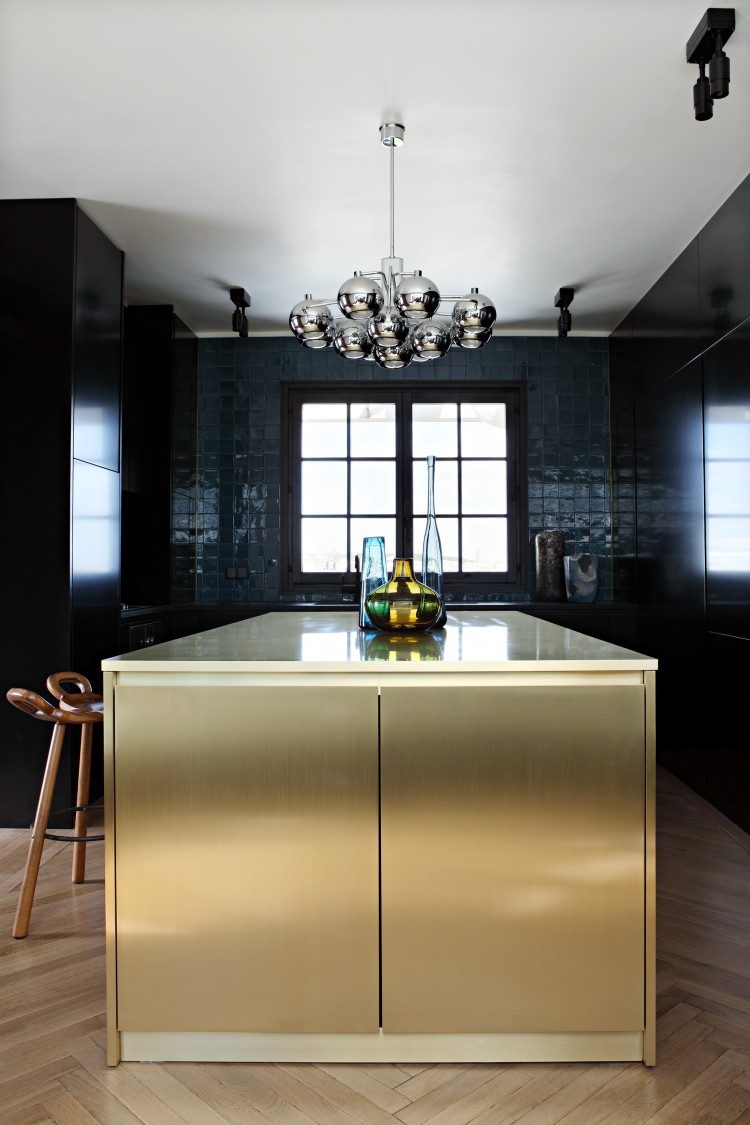 all dark kitchen design with a shiny brass kitchen island