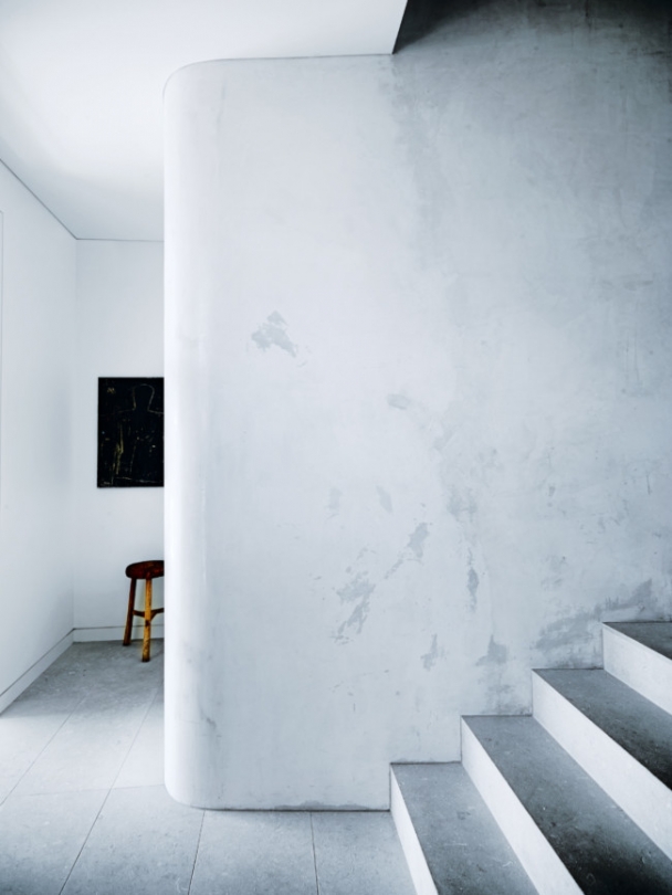 Curved walls makes the spaces flow and add softness