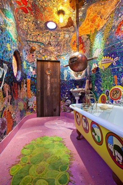 Wacky Colorful Bathroom (via 25)