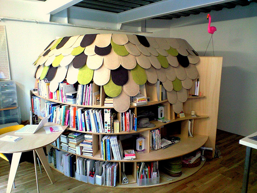Creative Bookcase Bedroom (via digsdigs)