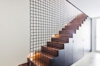 11 A net over the staircase is an interesting solution to divide the space