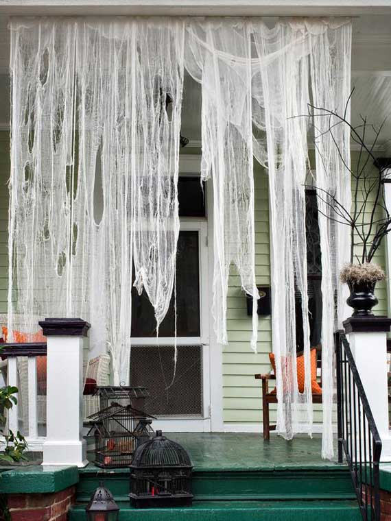 These spiderwebs are easy and inexpensive to make so don't hesitate to use this idea for your porch.