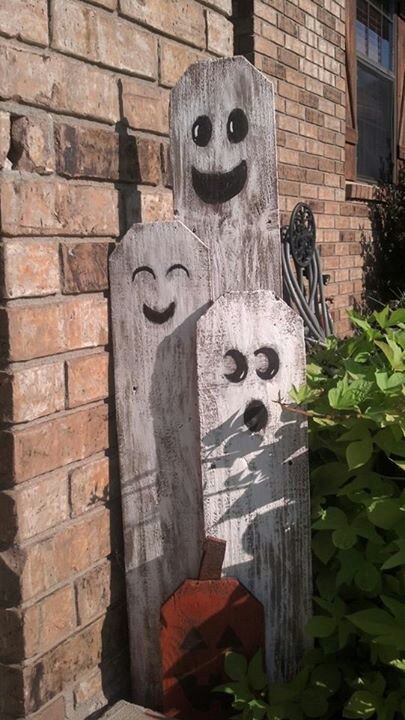 Here is an awesome idea to repurpose old fence boards. Turn them into ghosts!