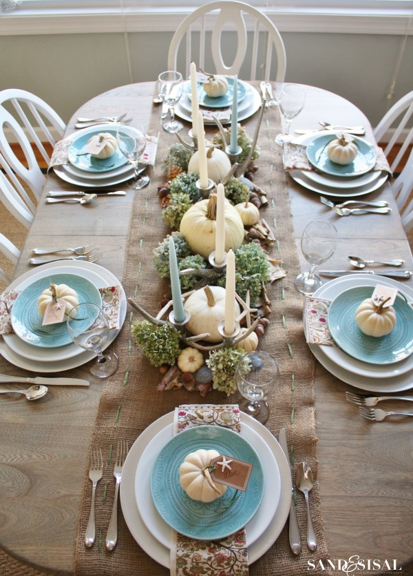 Do you love coastal interiors? If so, then you can decorate your Thanksgiving table in this style. Combine creams, greens, watery blues and such things as driftwood pieces with traditional pumpkins and candles and you're good to go!