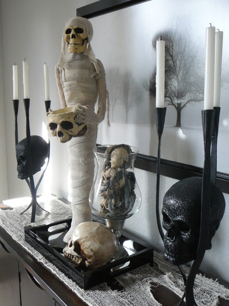 Sparkly skulls and tall candelabras could give any arrangement a glamorous vibe.