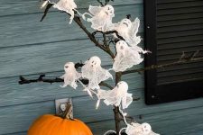 a Halloween tree decorated with cheesecloth ghosts with balloons inside is a fun idea for a kids’ party