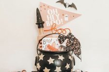a star cauldron with various Halloween stuff, stars, bats and pompom garlands for kids’ parties