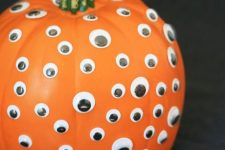 an all-seeing pumpkin is very easy to realize – just attach googly eyes to the piece and enjoy the look