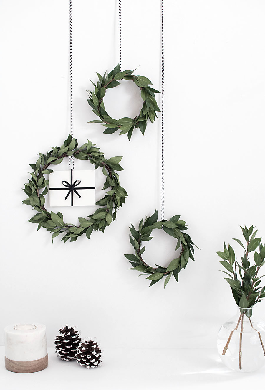 Bay leaves is a perfect material for mini homemade wreath that smells great.