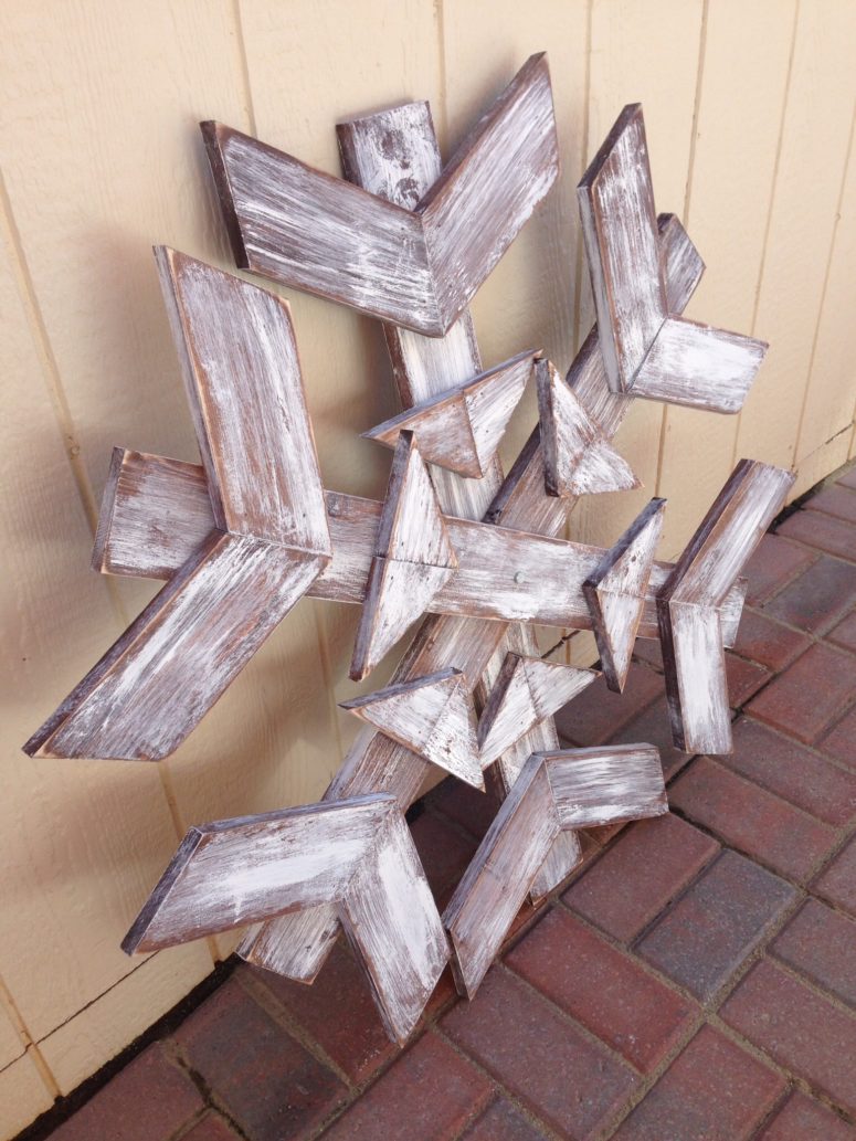 DIY scrap wood snowflake could become a gorgeous outdoor wreath if you shape it like a circle.