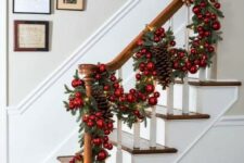 an amazing Chrstimas garland for a staricase