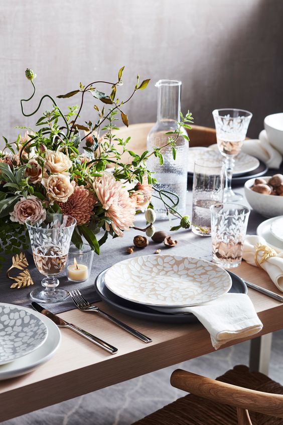 gorgeous silver and gold leaf print plates paired with plain grey ones are fantastic for a modern Thanksgiving tablescape