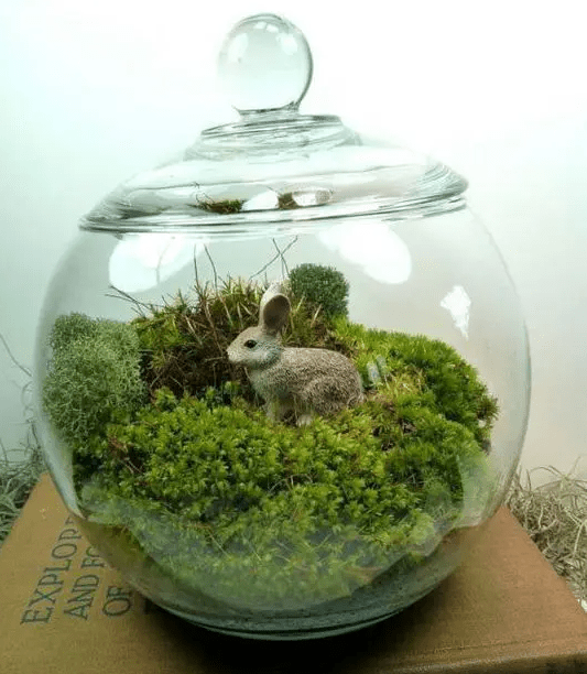 a jar with moss and a faux bunny is a simple to realize idea and it’s  a great decoration for spring and Easter