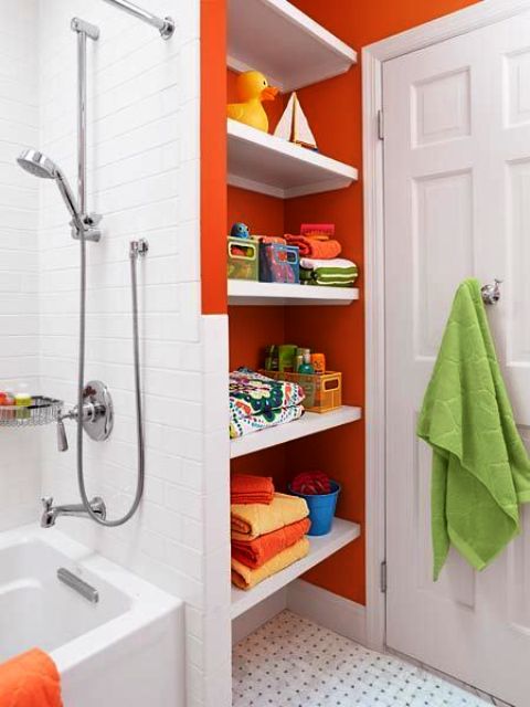 rust-colored walls and towels will easily sprinkle your neutral bathroom with color adding a cheerful summer feel