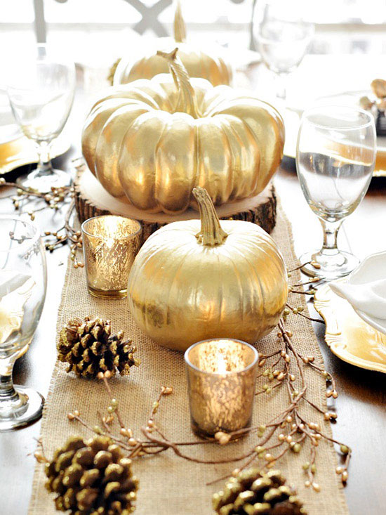 For a luxurious Thanksgiving tablescape make a centerpiece with elements painted with a metallic gold paint.