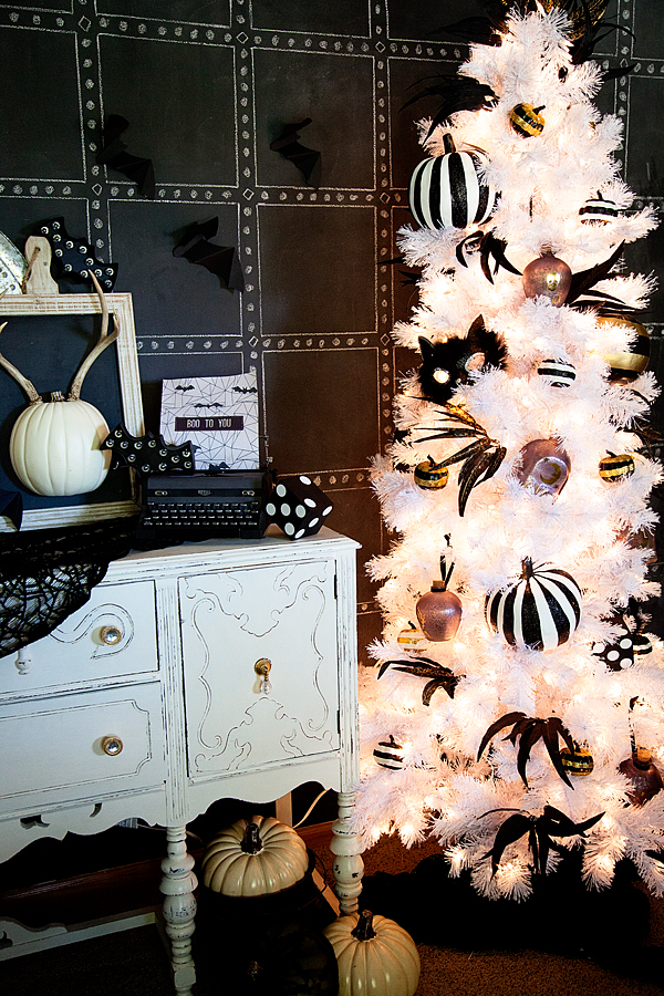 Can't wait for Christmas? If so then dress a beautiful Halloween tree to make your interior even more sophisticated.