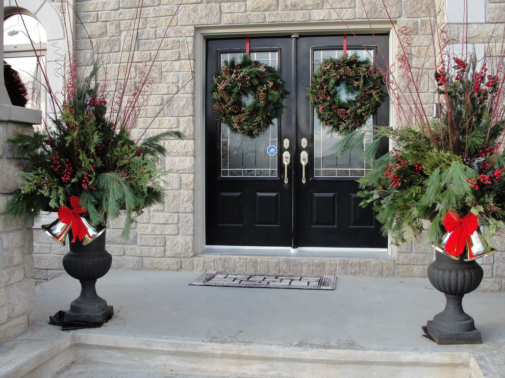 Two urns, filled to the brim with seasonal boughs, leaves and pine cones are perfecto for a dramatic holiday greeting at the front door.