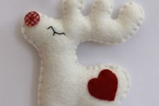a pretty Rudolph deer with a red heart of felt is a lovely and fun ornament idea to rock