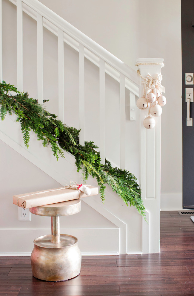Here is a minimalist last minute idea to dress up the staircase for Christmas. Evergreens and ornaments is an ultimate combo!