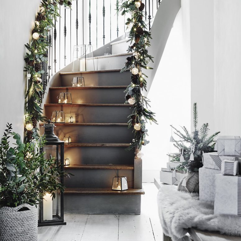 For those who like Scandinavian interiors this staircase could become a great source of inspiration for Christmas.