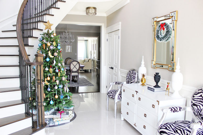 Placing the Christmas tree at the bottom of the staircase is a great alternative to all these boring garlands and ornaments on banisters.