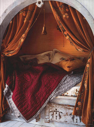 Daybed in a niche could simply be hidden behind gorgeous curtains. Much better solution than a boring closet, right?