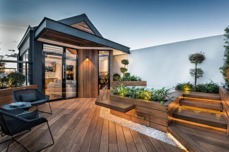 This modern rooftop terrace is a real refuge in the heart of the city where owners could relax in. Btw, it features a small yet amazing garden.