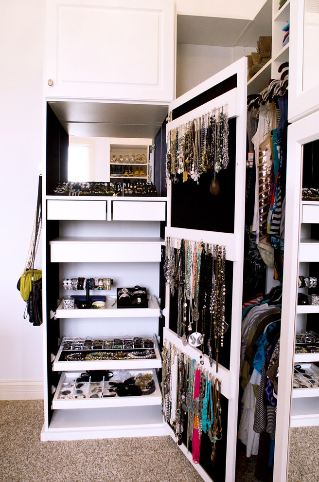 Organzing jewelry in a comfy way isn't that easy but walk-ins usually provide enough space for a dedicated cabinet so that won't be a problem.