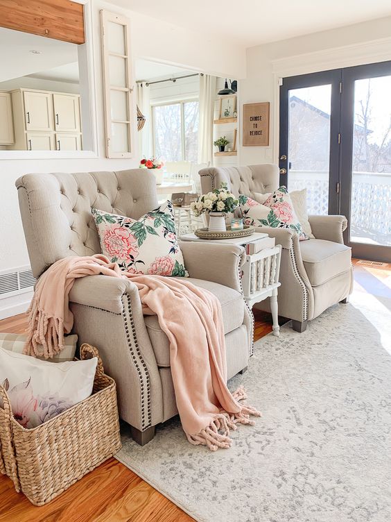 Make your living room spring like with pink and floral touches, for example, linens like here