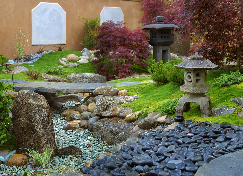 Those of you who don't like to 7add water features to your garden could imitate a river with pebbles. It would look even better but you won't need to worry about insects living in water.