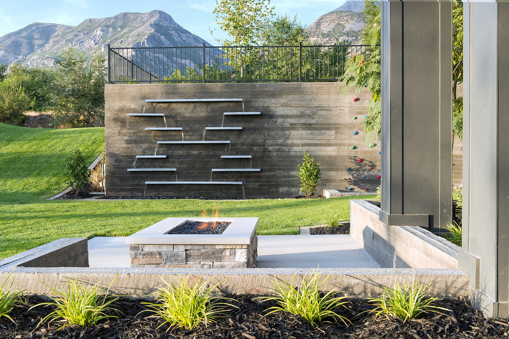 A creative alternative to standard water walls. Perfect to make an outdoor space look more spacious.