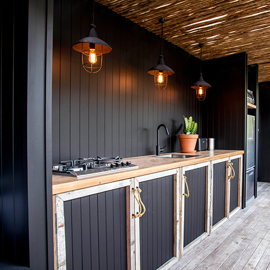 Black cabinets is a modern way to add some style to your outdoor kitchen.