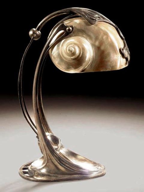 a beautiful metal and seashell table lamp looks catchy, bold and statement-like and reminds of the sea at once