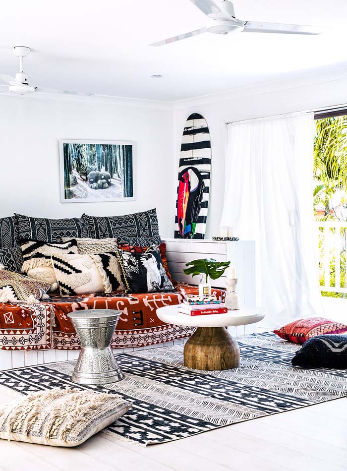 This beachy boho living space features black and white color scheme but lots of different patterns make all the difference.
