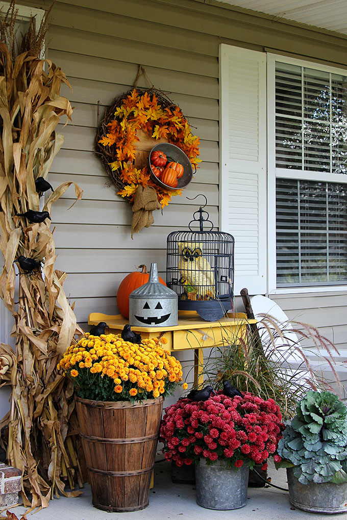 This display is a perfect example of how you can transition your patio or porch decor from Fall to Halloween.