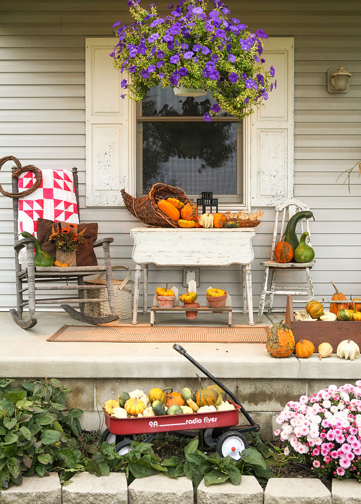 Mixing pumpkins and gourds is more than enough for a perfect outdoor decor.