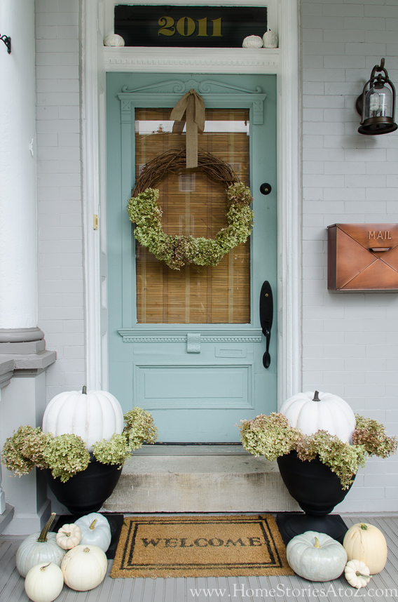 Light toned pumpkins are perfect for a subtle monochrome porch decor.