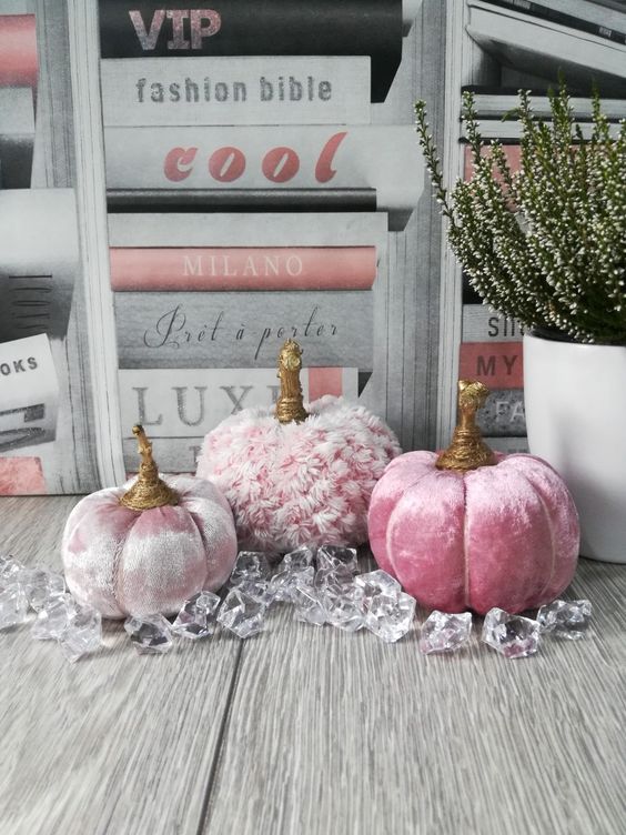 pink crushed velvet pumpkins and faux fur ones are a beautiful and tender fall decor idea