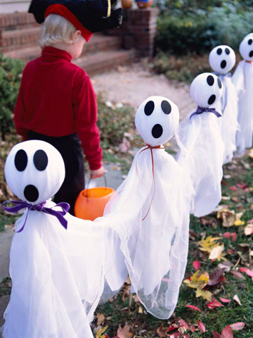 Make a row of ghosts to meet these little treat-or-treaters.