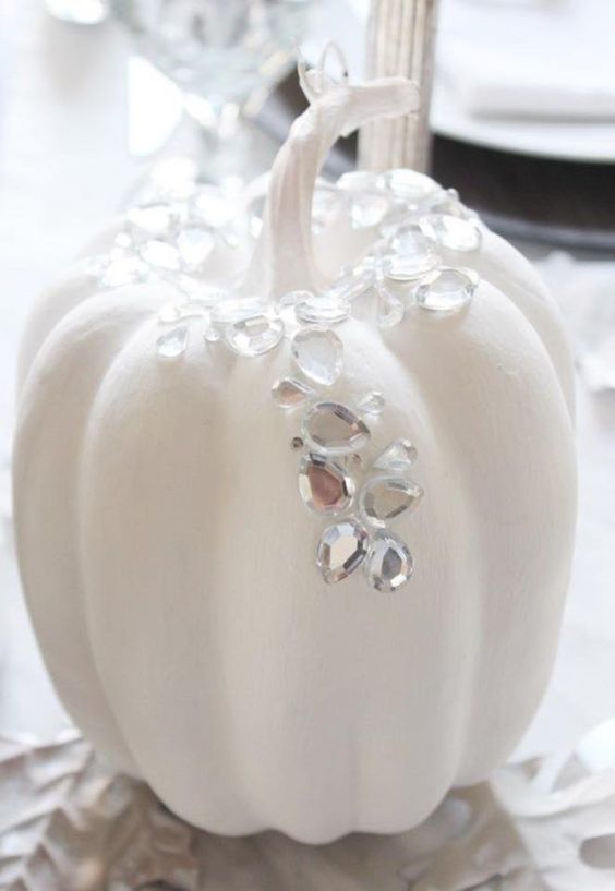 a glam Halloween pumpkin topped with large rhinestones to sparkle is a lovely idea for fall, white Halloween and Thanksgiving