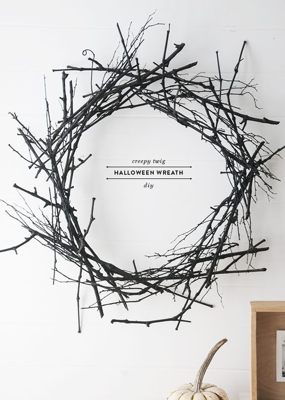 a stylish and very easy black twig wreath like this one will be a nice decoration for your minimalist Halloween