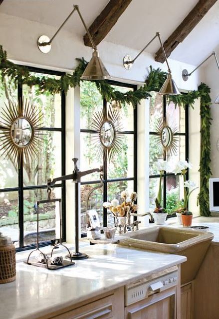 an evergreen Christmas garland, blooming bulbs for cool holiday decor