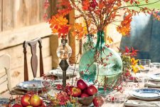 bright apple centerpieces, berries and bold leaves for a catchy and all-natural Thanksgiving tablescape
