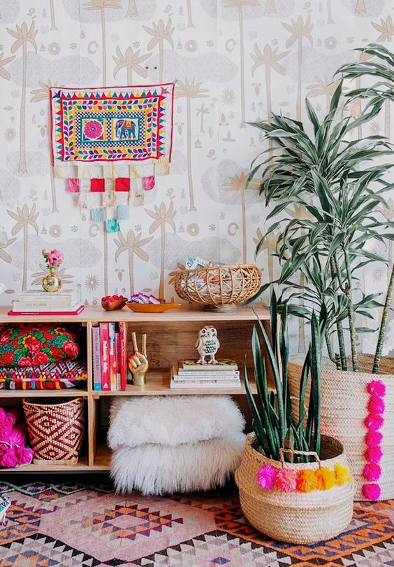 baskets decorated with colorful pompoms to add a boho touch and a colorful look to the space