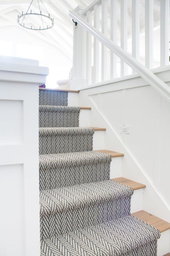 a neutral coastal staircase with blue printed carpet is a pretty and airy-looking idea to rock