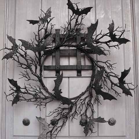 a classic black Halloween wreath of branches, black glitter bats is a pretty solution to DIY and enjoy