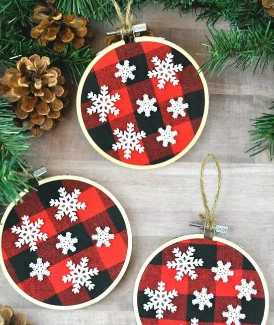 plaid Christmas ornaments made of embroidery hoops and with snowflake appliques are adorable and very easy to DIY