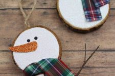 shiny and glam Christmas snowman ornaments of wood slices, with pretty plaid scarves are amazing to decorate a Christmas tree