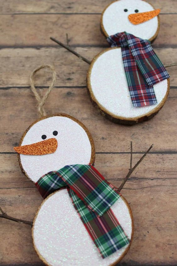 shiny and glam Christmas snowman ornaments of wood slices, with pretty plaid scarves are amazing to decorate a Christmas tree