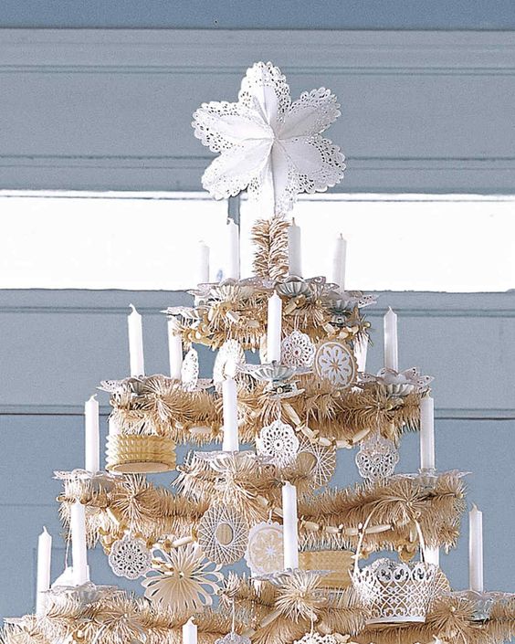A doily star is a nice and DIYable solution for a vintage inspired Christmas tree and it looks chic